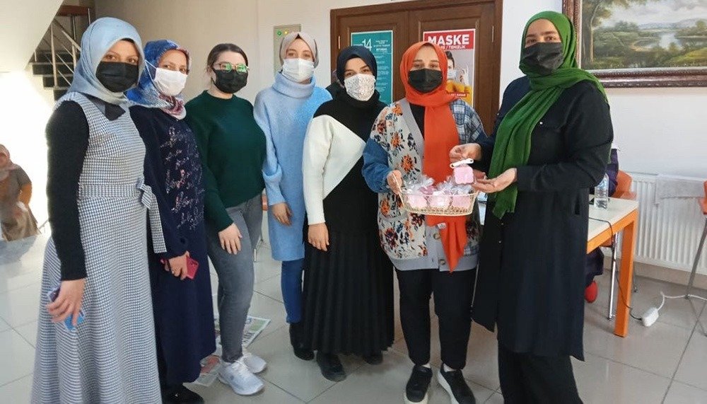 Hüma Sultan Hanım Evi pastacılık sınıfı kursiyerleri, yapmış oldukları kurabiyeleri