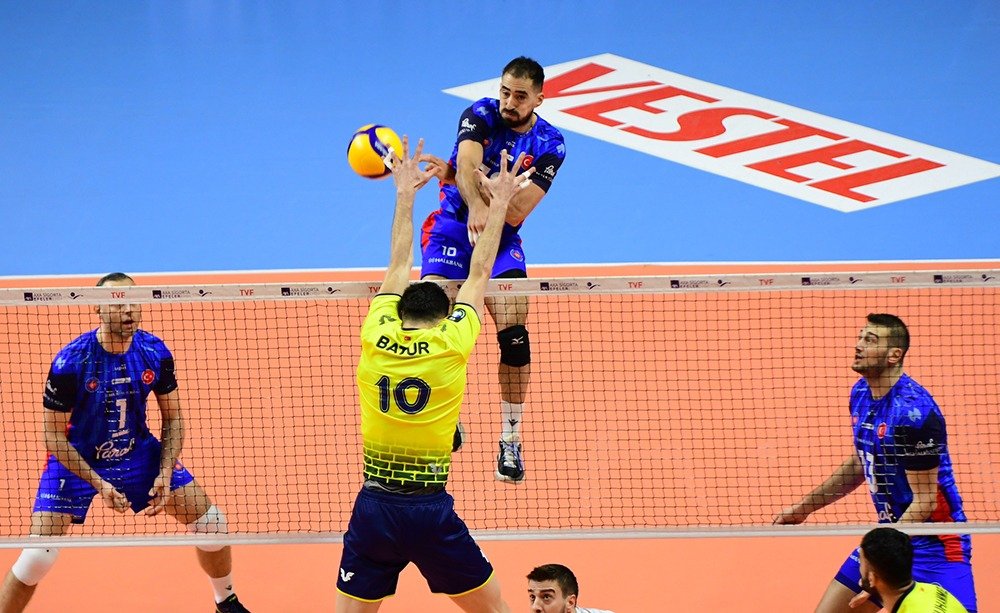 AXA Sigorta Efeler Liginde ilk devre Fenerbahçe-Halkbank maçı ile sona