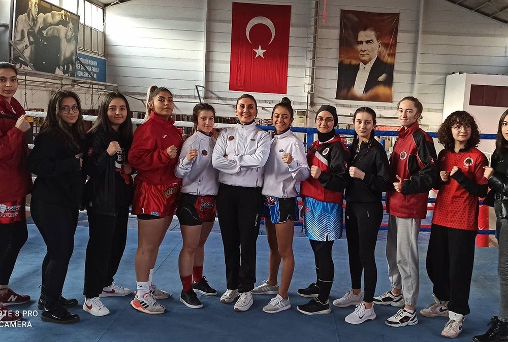 10-11-12 Aralık 2021 Ankara’da düzenlenen Low Kick Boks büyük bayanlar