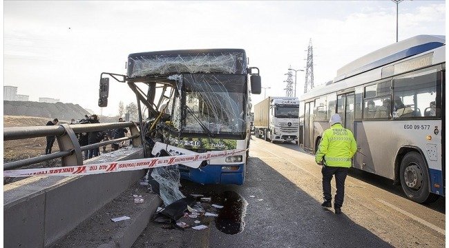 Ankara'da belediye otobüsünün köprü korkuluklarına çarpması sonucunda 24 kişi yaralandı. 