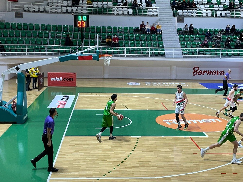 Türkiye Basketbol Ligi 12. haftasında Bornova Belediyesi Karşıyaka deplasmanına giden