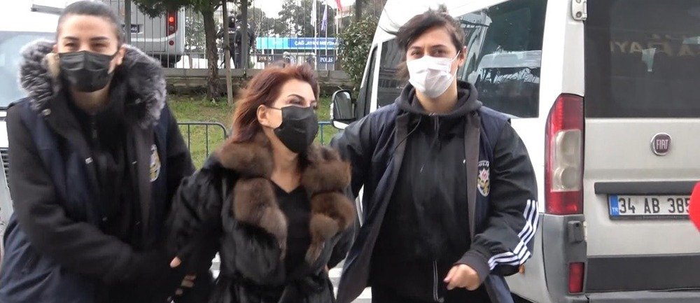 Gazeteci Sedef Kabaş, "Cumhurbaşkanına hakaret" suçlamasıyla tutuklandı.
Kabaş, dün gece
