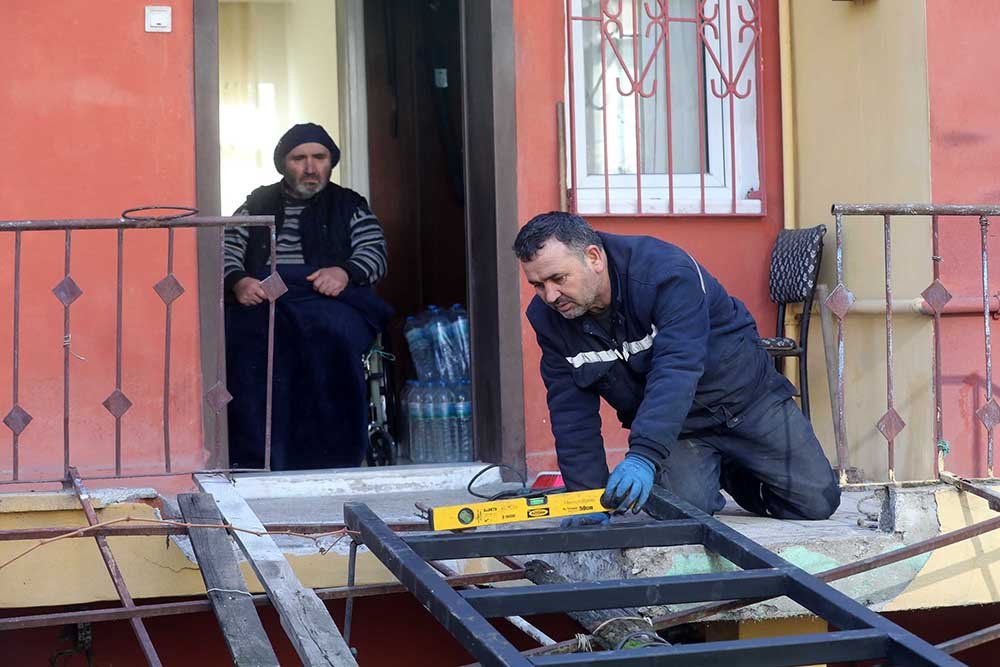 Yenimahalle ilçesinde sağlık sorunları nedeniyle tekerlekli sandalye ile yaşamını sürdüren