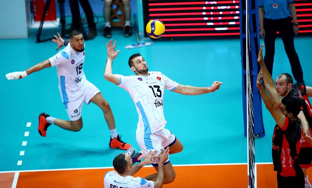 Türkiye’ye CEV Challenge Kupasında temsil eden Halkbank, çeyrek finalde Estonya’nın
