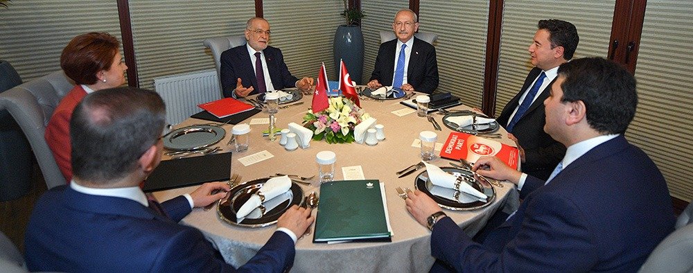 Altı siyasi partinin genel başkanının bir araya geldiği “Liderler Zirvesi”,