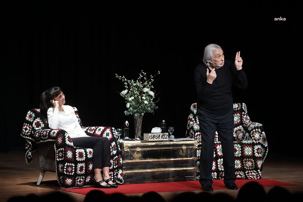 Geleneksel Türk Tiyatrosu’nun üstadı Müjdat Gezen, 60’ıncı sanat yılında kızıyla