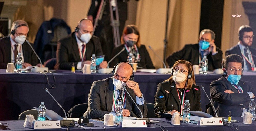 Floransa'da düzenlenen Barışın Öncüsü Akdeniz Belediye Başkanları Forumu'nun kapanış oturumunda