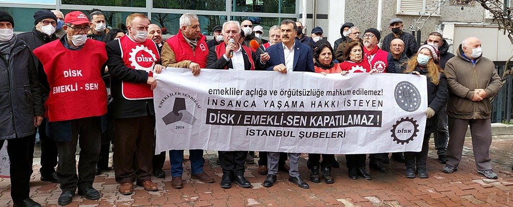 DİSK Emekli-Sen, Düşük Emekli Maaşlarını ve Son Zamları Protesto Etti Devrimci İşçi Sendikaları Konfederasyonu’na bağlı (DİSK) Emekli-Sen üyeleri, düşük emekli