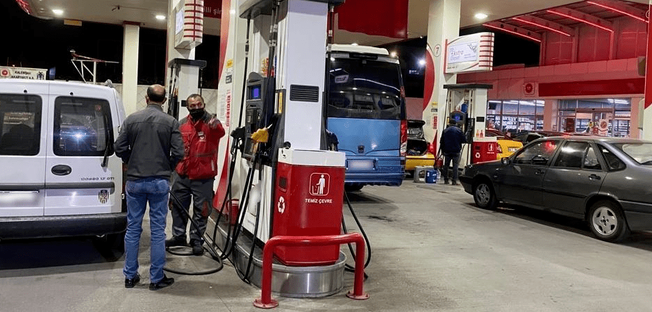 Benzin ve motorine bu gece yarısı rekor zam yapılacak. EPGİS,