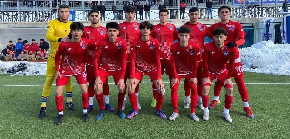 KahramankazanBelediyespor U-18 futbol takımı, Ankara U-18 Ligi’ni namağlup lider olarak