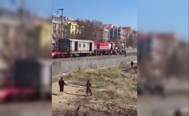 Ankara Polatlı’da yük treni hemzemin geçitte bir otomobile çarptı. Kazada