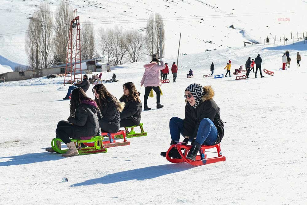 Ankara Büyükşehir Belediyesi, gençlerin kış sporlarıyla tanışması ve sevmesi amacıyla