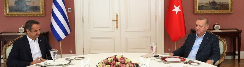 ERDOĞAN, MİÇOTAKİS İLE GÖRÜŞTÜ: “İLETİŞİM KANALLARININ AÇIK TUTULMASI VE İKİLİ İLİŞKİLERİN İYİLEŞTİRİLMESİ KONUSUNDA MUTABIK KALINDI” Cumhurbaşkanı Recep Tayyip Erdoğan, Yunanistan Başbakanı Kiryakos Miçotakis ile İstanbul’da