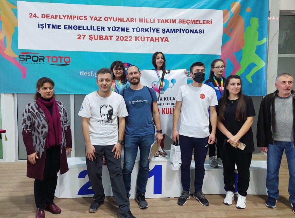Eskişehir Büyükşehir Gençlik ve Spor Kulübü’nün işitme engelli yüzücüleri ve