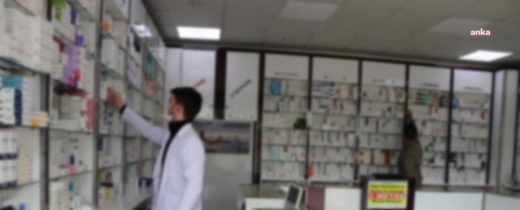 SAĞLIK DERNEKLERİNDEN “MOLNUPIRAVIR” AÇIKLAMASI: “SADECE AĞIR HASTALIK GELİŞME RİSKİ TAŞIYAN HAFİF-ORTA SEYİRLİ COVID HASTALARINDA KULLANILMASI GEREKLİDİR” Türk Toraks Derneği (TTD), Türk Klinik Mikrobiyoloji ve İnfeksiyon Hastalıkları