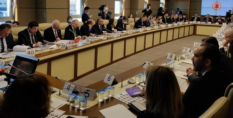 SEÇİM MEVZUATI TEKLİFİNDE RÖTUŞLAR YAPILDI: MUHALEFETİN PROPAGANDA YASAĞINA CUMHURBAŞKANININ DAHİL EDİLMESİ ÖNERİSİ REDDEDİLDİ AKP ve MHP'li milletvekillerinin ortak imzasıyla hazırlanan 15 maddelik ‘Milletvekili