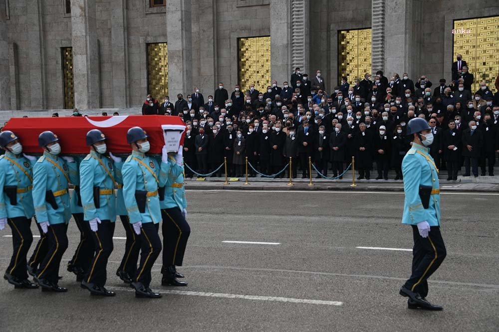 SADİ SOMUNCUOĞLU İÇİN TBMM’DE CENAZE TÖRENİ DÜZENLENDİ Eski Devlet Bakanı Sadi Somuncuoğlu (82) için TBMM’de cenaze töreni