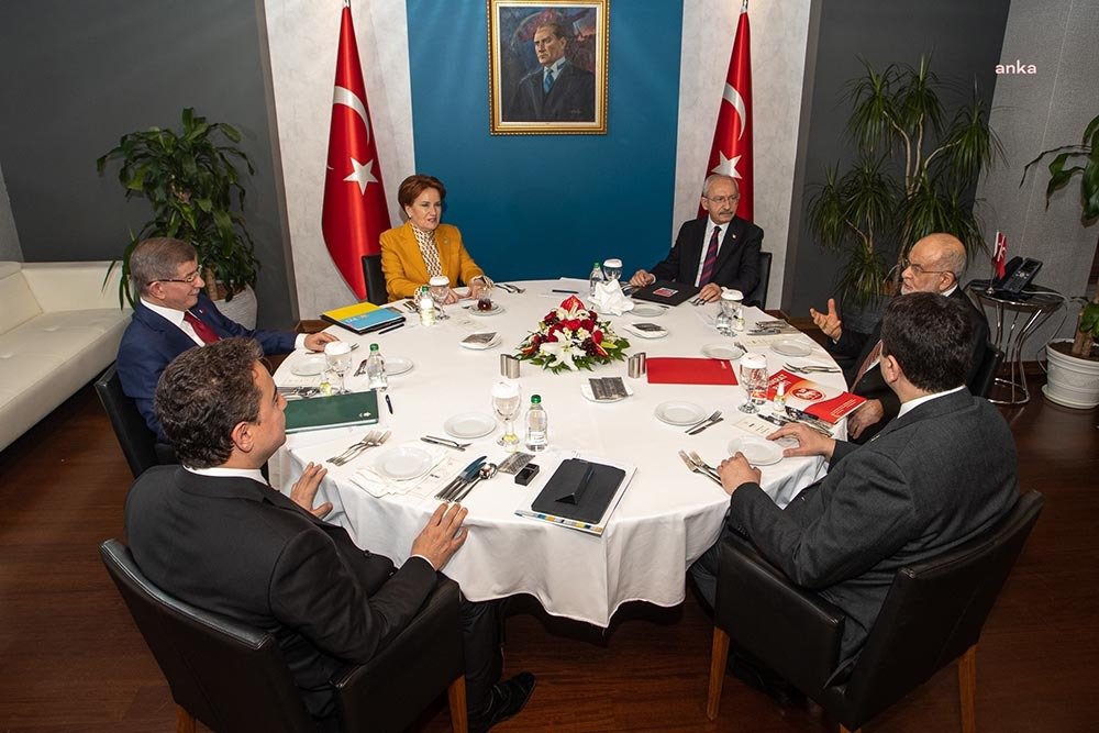 Altı siyasi partinin genel başkanının bir araya geldiği “Liderler Zirvesi”,