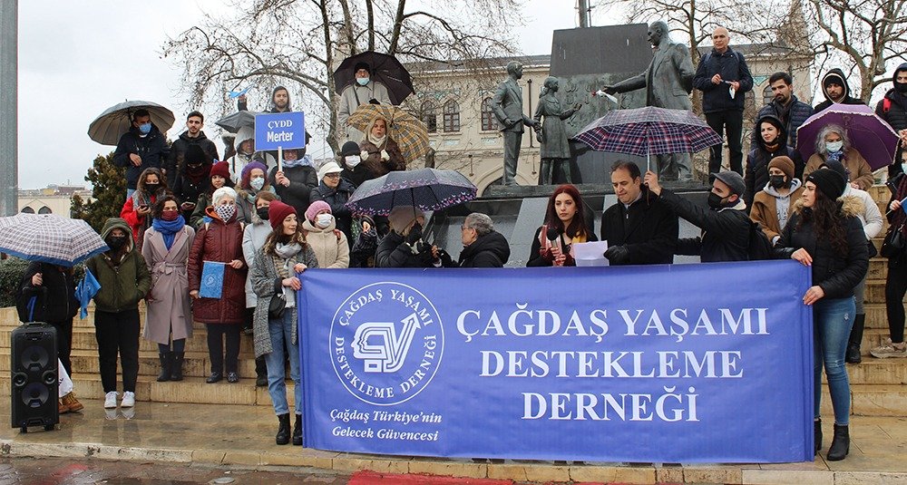 ÇYDD: İSTANBUL SÖZLEŞMESİ’NDEN VAZGEÇMİYORUZ Çağdaş Yaşamı Destekleme Derneği (ÇYDD) üyesi gençler, “Bizler, dünyanın her