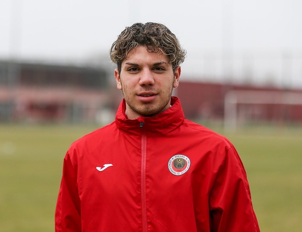 Gençlerbirliği’nin gelecek vaat eden isimlerinden Ulusoy Mert Kabasakal, kulüp internet