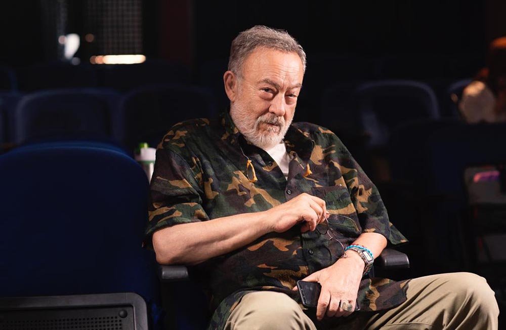 Sahneye konulduğu ilk günden itibaren tiyatro severlerin kalbini kazanan Tomris