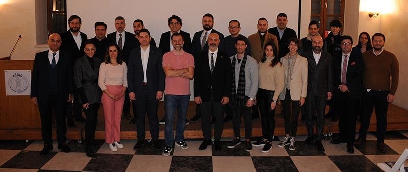 EGİAD METAVERSE’E GEÇTİ EGİAD, geçmiş dönem başkanlarının yer aldığı bilgi ve portreleri ile