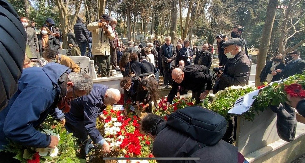 Gazeteci- yazar Aydın Engin (82), İstanbul Çengelköy Mezarlığı’nda bugün son