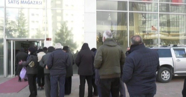 BAŞKENTLİLER “BİR KİLO UCUZ ET” İÇİN, SOĞUK HAVADA KUYRUĞA GİRDİ: “BİR KİLO ET İLE 15 GÜN İDARE ETMEYE ÇALIŞIYORUZ” Ankara'da vatandaşlar bir kilo ucuz et alabilmek için sabahın erken