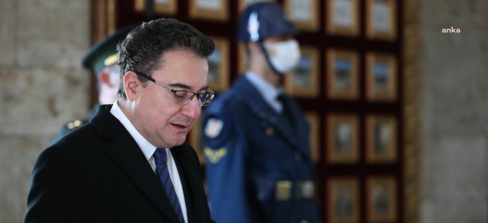 ALİ BABACAN ANITKABİR’İ ZİYARET ETTİ Demokrasi ve Atılım (DEVA) Partisi Genel Başkanı Ali Babacan, partisinin