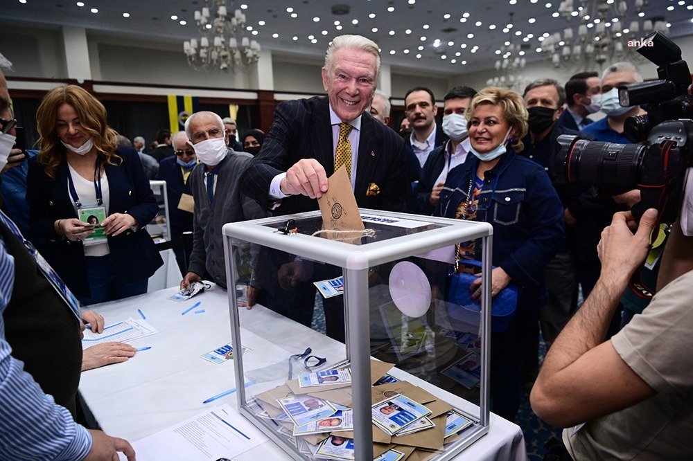 Fenerbahçe Spor Kulübü'nün yeni Yüksek Divan Kurulu Başkanı; gazeteci-yazar Uğur