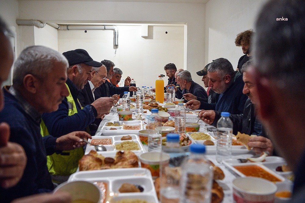 KILIÇDAROĞLU İNŞAAT İŞÇİLERİYLE İFTAR YAPTI CHP Genel Başkanı Kemal Kılıçdaroğlu, Ankara’da inşaat işçileriyle iftar yaptı.