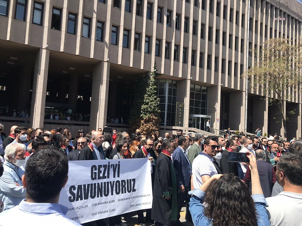 Ankara Adliyesi'nde hukukçular, Gezi Parkı Davası’nda verilen mahkumiyet kararlarını protesto