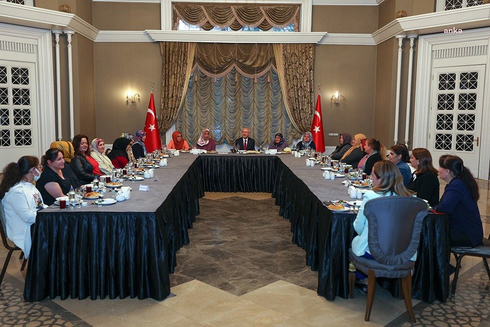 CHP Genel Başkanı Kemal Kılıçdaroğlu, ev emekçisi kadınlarla iftarda bir