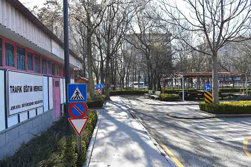 BAŞKENTLİ MİNİKLER, TRAFİK EĞİTİM PİSTİ’NDE YENİDEN DİREKSİYON BAŞINA GEÇİYOR Başkentli çocuklara erken yaşta trafik kurallarını öğretmeyi amaçlayan Ankara Büyükşehir