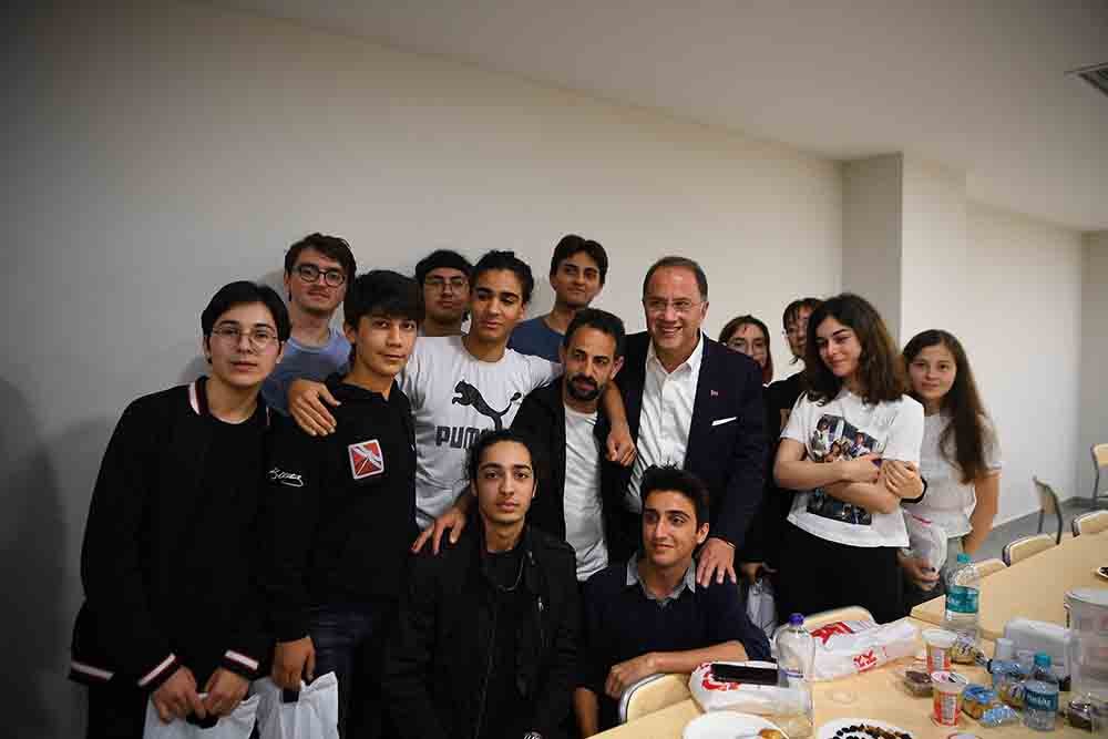 Başkan Çalıköğrencilerle İftar Yemeğinde Buluştu Beylikdüzü Belediye Başkanı Mehmet Murat Çalık, Yaşar Acar Fen Lisesi