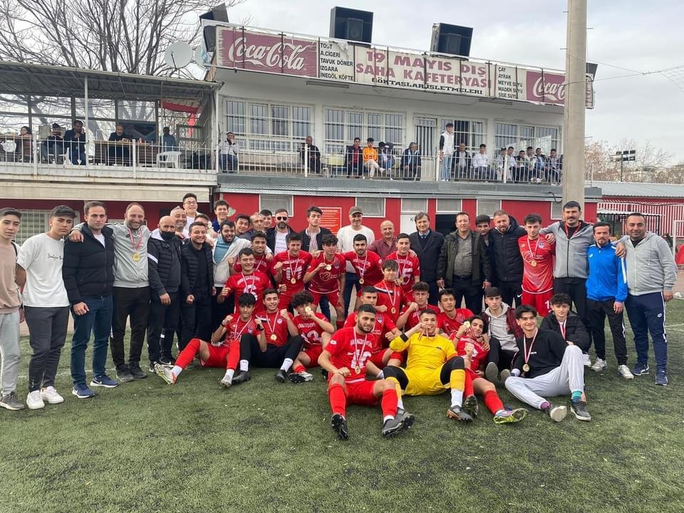 KAHRAMANKAZANU-18’DE HEDEF TÜRKİYE ŞAMPİYONLUĞU KahramankazanBelediyespor U-18 futbol takımı, Ankara U-18 Ligi'ni namağlup şampiyon olarak