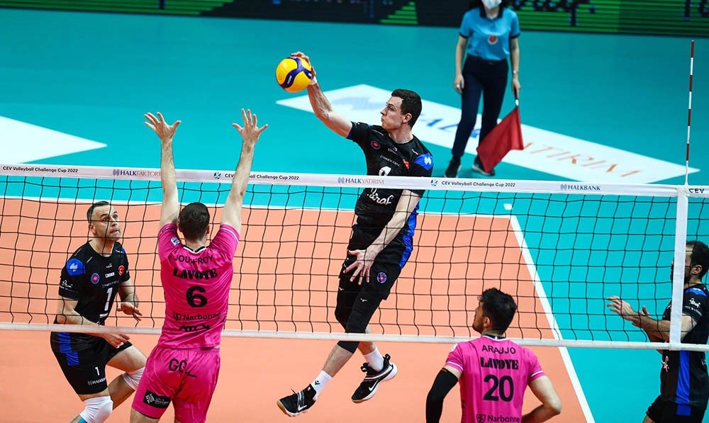 Lig lideri takımımızın Kanadalı ortası GrahamVigrass, en iyi voleybollarını oynama