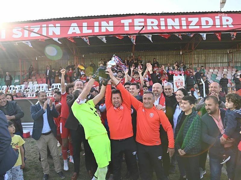 ANTALYA SÜPER AMATÖR FUTBOL LİGİ’NDE ŞAMPİYON KUMLUCA BELEDİYESPOR Antalya Süper Amatör Futbol Ligi’nde son maçını Muratpaşa Belediyespor’la oynayan