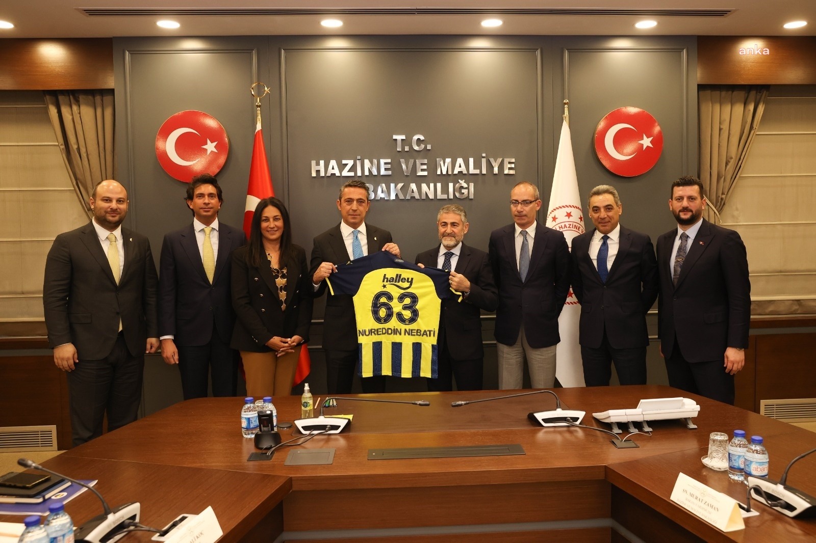 Bakan Nebati’yi Ziyaret Eden Fenerbahçe Başkanı Koç “63” Numaralı Fenerbahçe Formasını Hediye Etti