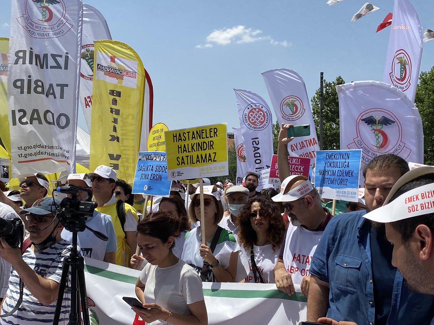 Türkiye’nin dört bir yanından gelen hekimler ve sağlık çalışanları, Ankara’daki