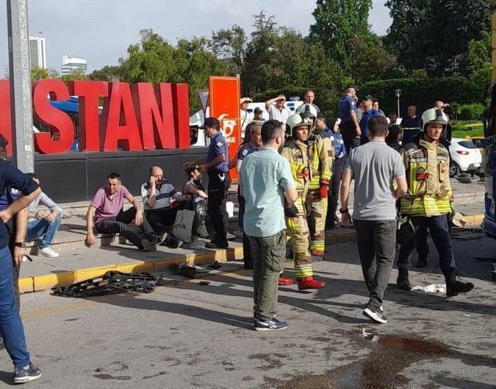 Ankara’daki Genelkurmay Kavşağı’nda, içinde çok sayıda yolcu bulunan bir dolmuş,