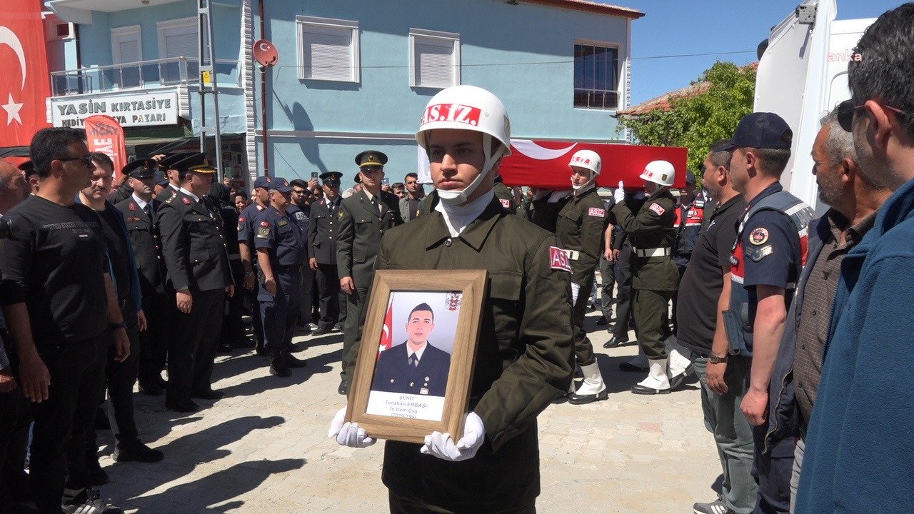 Şehit Tunahan Erbaşı, Memleketi Aksaray Ağaçören’de, Son Yolculuğuna Uğurlandı Irak’ın kuzeyindeki “Pençe-Kilit” operasyon bölgesinde sürdürülen askeri operasyon sırasında dün