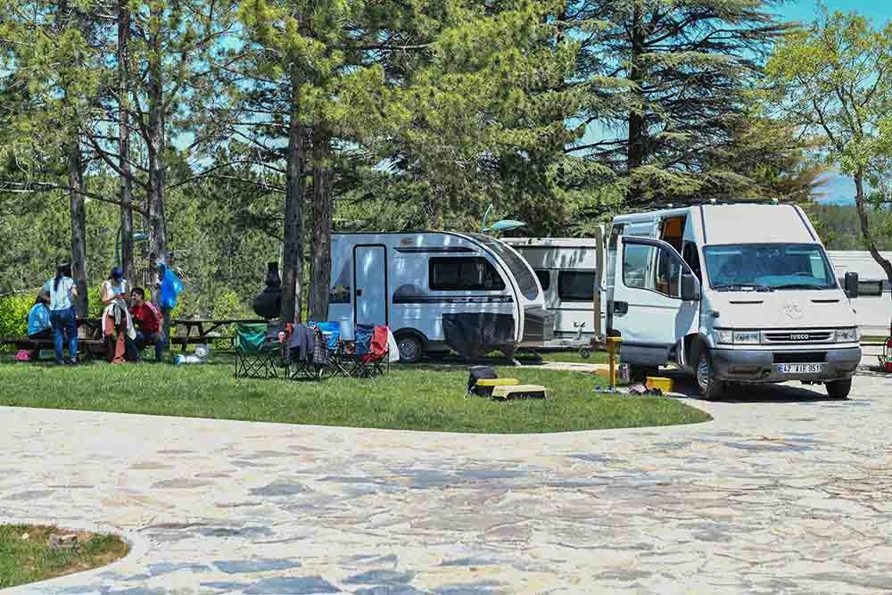 Karavan tutkunları, Ankara Büyükşehir Belediyesinin Kurtboğazı Barajı’nda açtığı karavan parkına