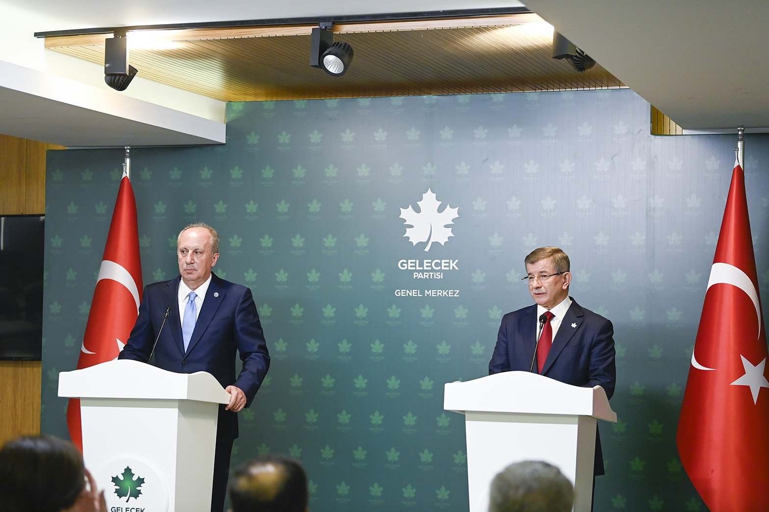 Ahmet Davutoğlu Memleket Partisinin 1 Yıldönümünü Pasta İle Kutladı Memleket Partisi Genel Başkanı Muharrem İnce, Gelecek Partisi Genel Başkanı