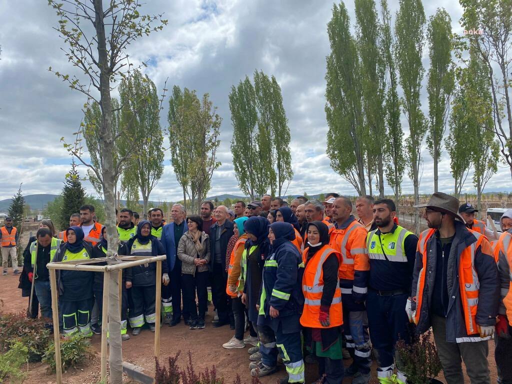 Kılıçdaroğlu ve Yavaş ABB’nin Kalkınma Projesini İnceledi Ankara Büyükşehir Belediye Başkanı Mansur Yavaş, tarımı canlandırmak için başlatılan