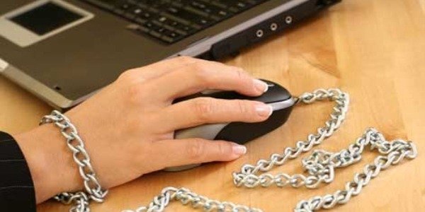 Psikolog ve Aile Danışmanı Rojin Nazik konu hakkında bilgiler verdi. Teknoloji çağına ayak uydurduğumuz