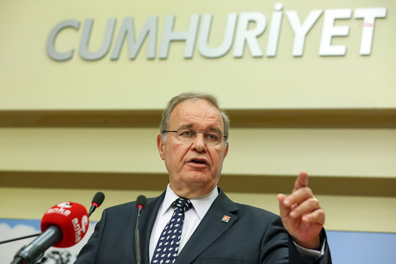 Öztrak: Yasalara Göre Vermeye Mecbur Olduğunuz Enflasyon Farkını Sarayın Lütfu Gibi Göstermek Nasıl Bir Akıl? CHP Sözcüsü Faik Öztrak, “Bu sıralar havuz gazetelerine; ‘temmuzda maaşlar şöyle