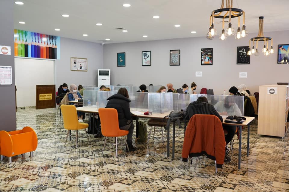 Sincan Belediyesi 2. Öykü Yarışması Kazananları Belli Oldu “Sincan Belediyesi Millet Kıraathaneleri 2. Öykü Yarışması”sonuçları belli oldu. Üniversite