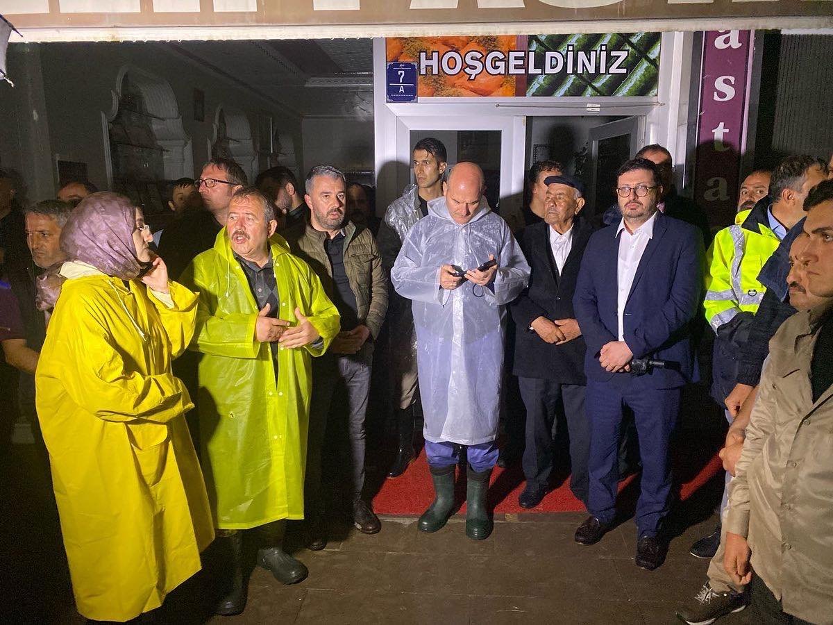 Pursaklar Belediyesi Akyurt Belediyesi İle Dayanışma İçerisinde Pursaklar Belediyesi, Ankara’da yaşanan şiddetli yağışların ardından sel felaketinin yaşandığı