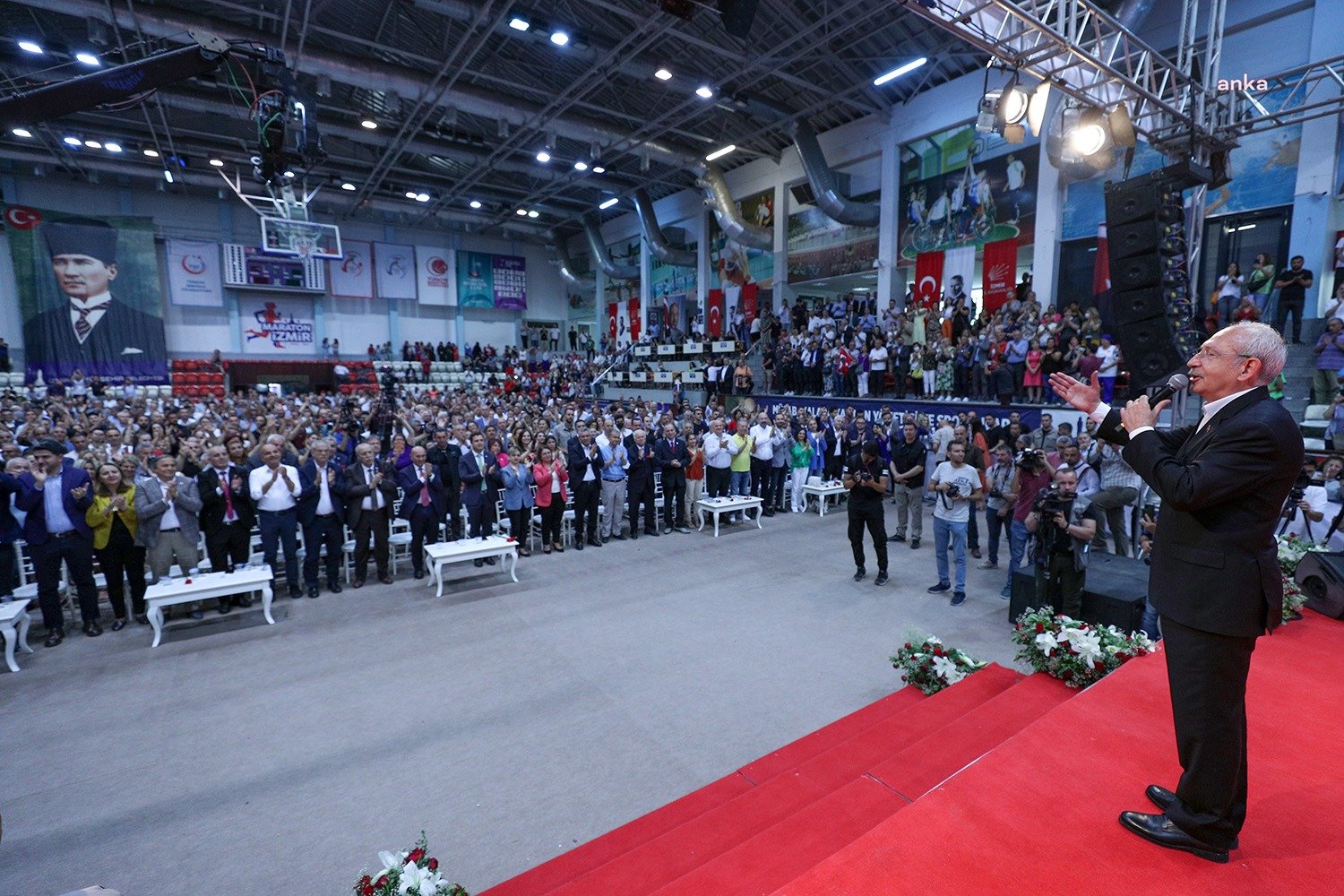 Kılıçdaroğlu, İzmir’de CHP’nin Yeni Üyelerine Seslendi CHP Genel Başkanı Kemal Kılıçdaroğlu, partisinin yeni üyelerine, "TÜİK’in önüne